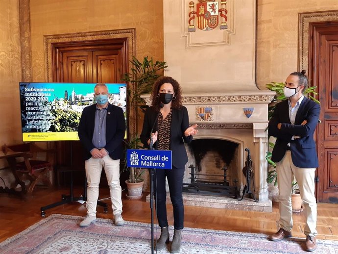 El conseller insular de Promoción Económica, Jaume Alzamora; la presidenta del Consell de Mallorca, Catalina Cladera; y el director general de Vivienda y Arquitectura, Eduard Robsy.