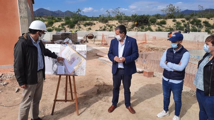 El director gerente de Esamur, Ignacio Díaz, acompañado del alcalde de Mazarrón, Gaspar Miras, supervisa las obras de construcción