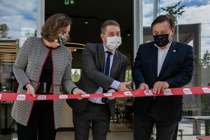 El presidente de C-LM, Emiliano García-Page; la consejera de Economía, Empresas y Empleo, Patricia Franco, y el presidente de Burger King España&Portugal, Gregorio Jiménez, inaugurando el nuevo restaurante de la cadena en Toledo