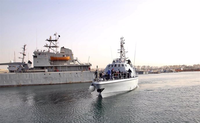 Migrantes rescatados por la Guardia Costera libia llegan al puerto de Trípoli