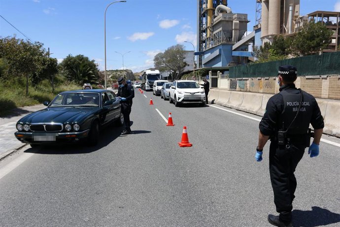 Archivo - Policía Local de Málaga realiza controles de carreteras en una imagen de archivo