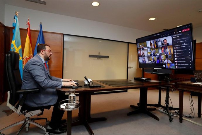 Adrián Barbón durante la reunión telemática del Consejo de Gobierno.