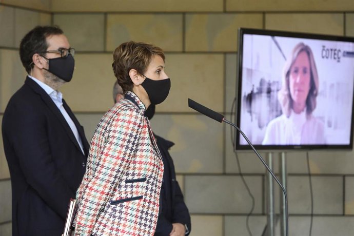 María Chivite y Cristina Garmendia atienden a los medios antes del acto de presentación del estudio de Cotec