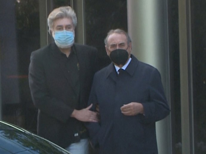 Pedro Trapote, completamente abatido, ha necesitado ayuda para mantenerse en pie al abandonar la capilla ardiente de su hijo Pedro