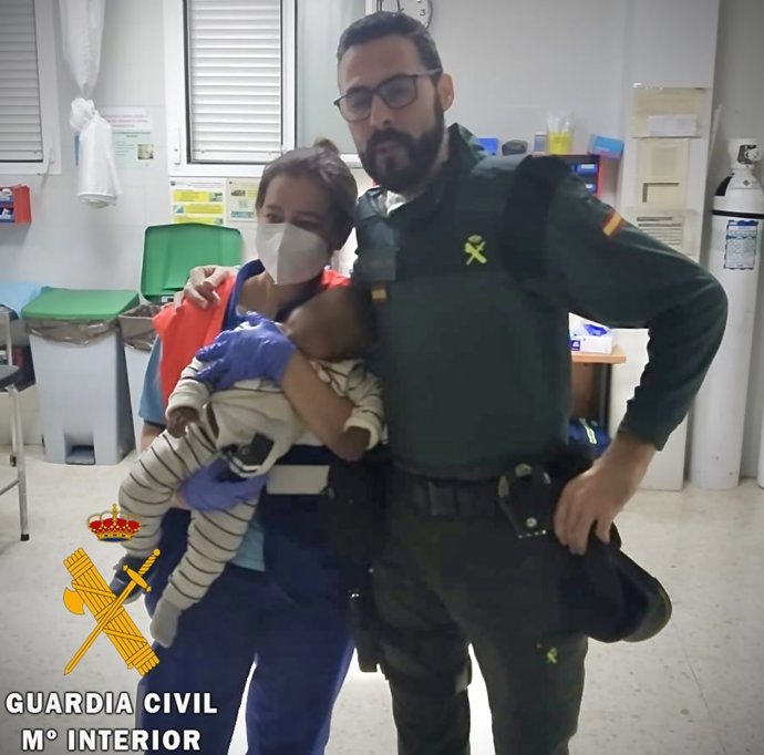La Guardia Civil auxilia a un bebé que se atragantó con la chapa de un botellín