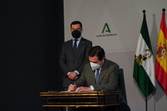 El presidente de la CEOE, Antonio Garamendi, firma el protocolo del plan Sumamos Salud+Economía ante el presidente de la Junta de Andalucía, Juanma Moreno, este viernes en el Palacio de San Telmo.