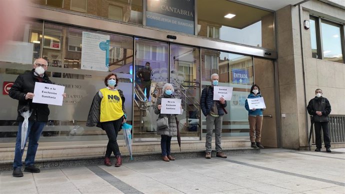 Integrantes de la Plataforma Ciudadana contra la Exclusión Sanitaria se han concentrado este viernes ante la Consejería de Sanidad