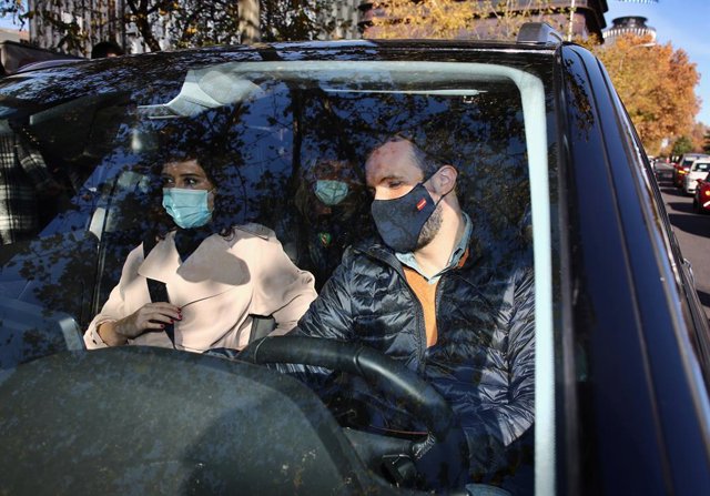 Archivo - El presidente del PP, Pablo Casado, conduce un coche acompañado de la presidenta de la Comunidad de Madrid, Isabel Díaz Ayuso, durante una manifestación de vehículos en apoyo a la educación concertada y contra la Ley Celaá, en Madrid (España)