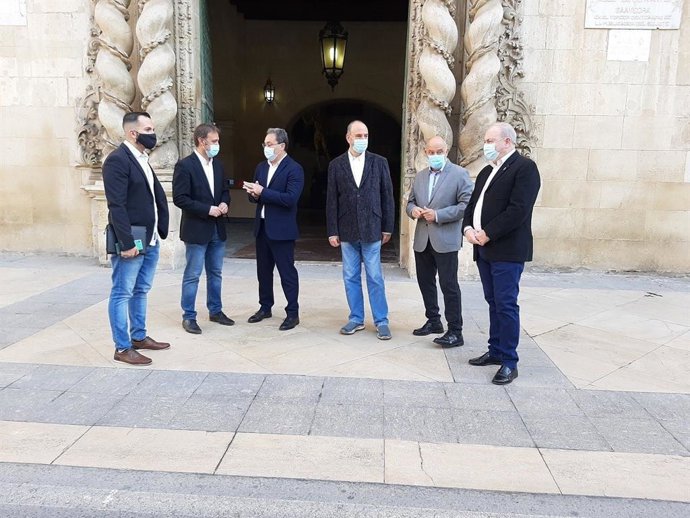 Concentración de PSPV y Compromís para reclamar a la Diputación que se una al Fondo de Cooperación Local