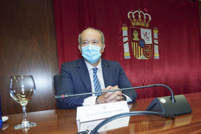 El ministro de Justicia, Juan Carlos Campo, durante una reunión con la Sala de Gobierno del Tribunal Superior de Justicia de Navarra (TSJN)
