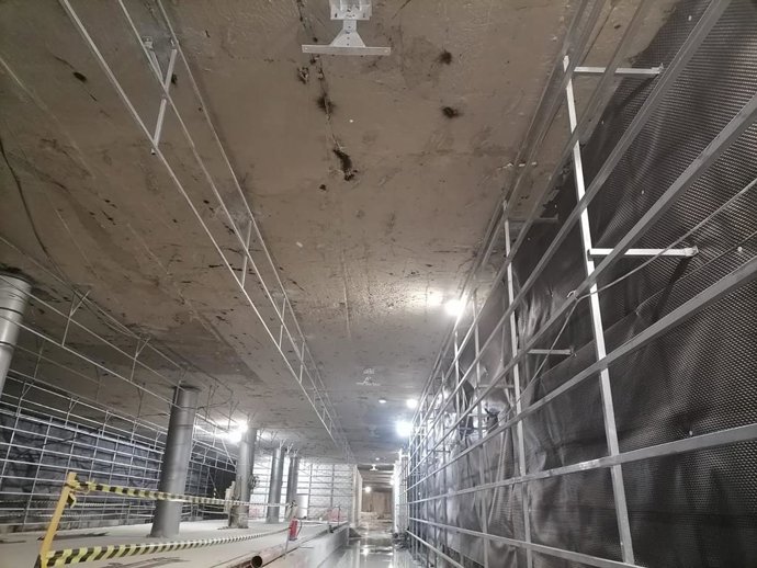 Trabajos de la colocación de la catenaria del metro de Málaga en el trazado de Renfe a Atarazanas