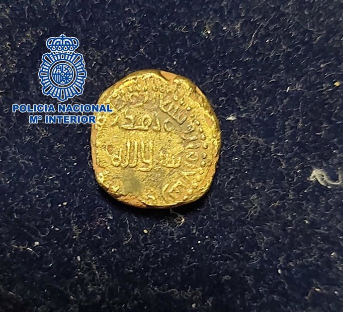 La Policía Nacional recupera una moneda dinar de oro hispanomusulmana procedente de un expolio