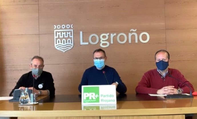 Antoñanzas, en la rueda de prensa junto a los representantes de la Plataforma logroñesa para la defensa de las pensiones públicas, Pedro Gómez y Pablo Benito.