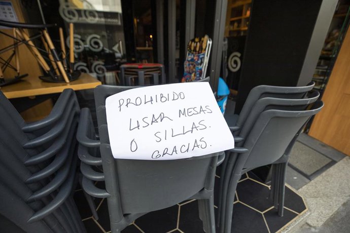Sillas y mesas apiladas, en la terraza de un bar de O Grove, el día en que entra en vigor el cierre perimetral del municipio, a 8 de abril de 2021, en O Grove, Pontevedra, Galicia, (España). 