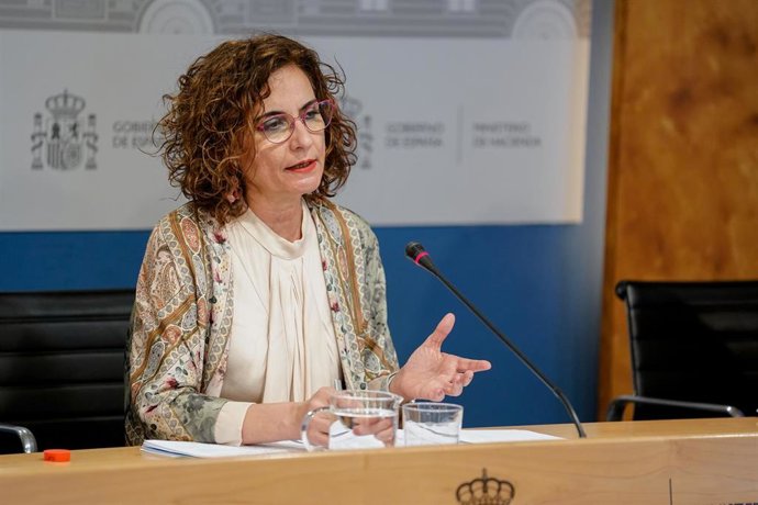 La ministra de Hacienda, María Jesús Montero, durante la presentación de las proyecciones de déficit incluidas en el Programa de Estabilidad 2021-2024, en la sede del Ministerio, a 30 de abril de 2021, en Madrid (España). Cada mes de abril, los estados 