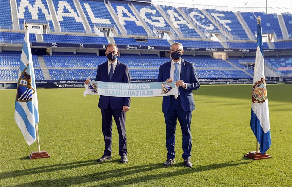 El presidente de la Diputación, Francisco Salado, y el administrador concursal del Málaga, José María Muñoz, tras el acuerdo de patrocinio por dos años