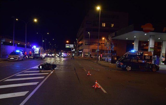 Accidente de circulación entre un turismo y una motocicleta en la Avenida de Beiramar, en Vigo