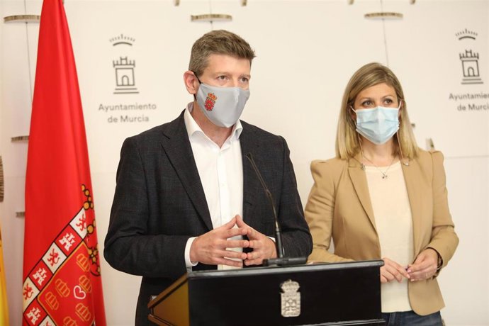 El concejal de Programas Europeos, Iniciativas Municipales y Vía Pública, Juan Fernando Hernández; y la portavoz del equipo de Gobierno del Ayuntamiento de Murcia, Paqui Pérez