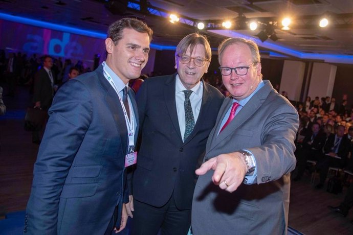 Archivo - El presidente de Ciudadanos, Albert Rivera, el líder del grupo ALDE en el Parlamento Europeo, Guy Verhofstadt, y el presidente del Partido ALDE, Hans van Baalen