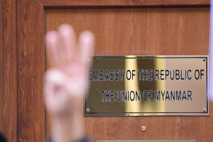 08 April 2021, United Kingdom, London: A protester makes a three-finger salute during a demonstration outside the Myanmar embassy in Mayfair as Myanmar's Ambassador to the United Kingdom, Kyaw Zwar Minn has been barred from entering the premises. Photo: