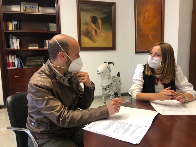 La vicepresidenta del IEDT, Ana Carrera, con el presidente de la Mancomunidad de la Sierra, Carlos García.