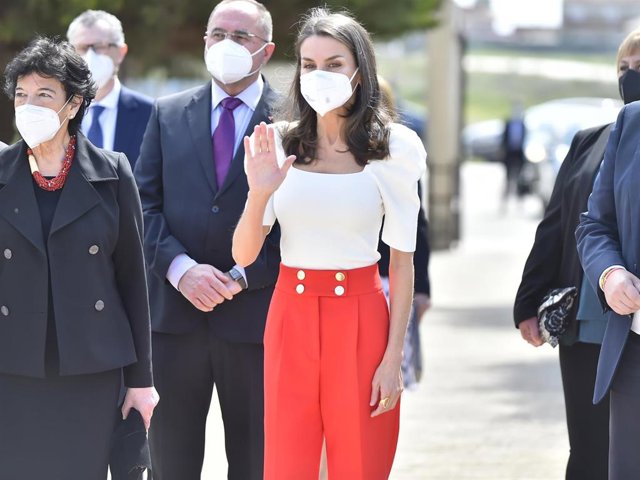 La Reina Letizia ha enamorado con un top de manga abullonada de Naf Naf y un pantalón rojo de Uterqüe