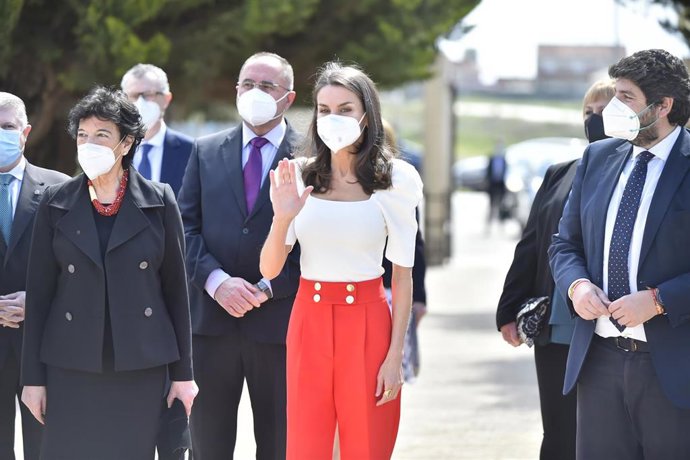 La Reina Letizia, junto a la ministra de Educación, Isabel Celaá; el presidente de la Región de Murcia, Fernando López Miras; el presidente de FEDER, Juan Carrión, y el alcalde de Totana, Juan José Cánovas, en El Paretón (Murcia), a 30 de abril de 2021.
