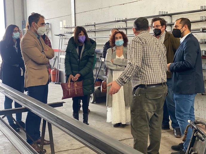 Toni Valero y Martina Velarde en la reunión con trabajadores de La Fragua, en Añora (Córdoba).