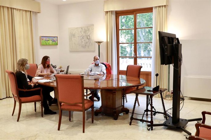 La presidenta del Govern, Francina Armengol, junto a la consellera de Salud, Patricia Gómez, y el director del IbSalut, Juli Fuster.