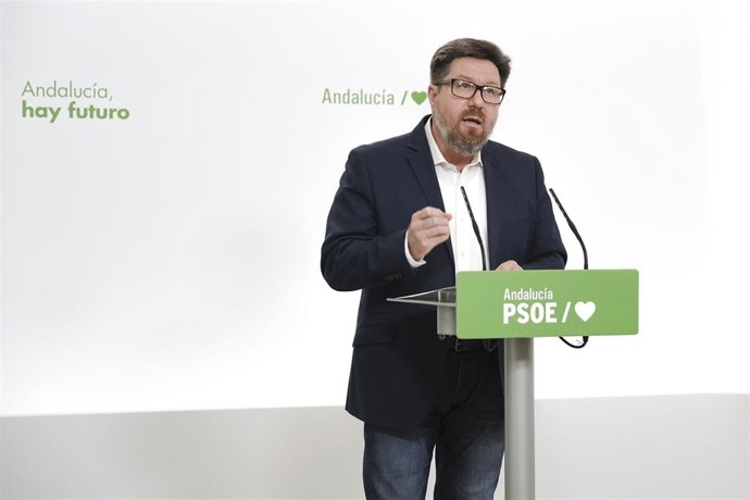 El portavoz adjunto del Grupo Socialista en el Parlamento andaluz, Rodrigo Sánchez Haro, en rueda de prensa.