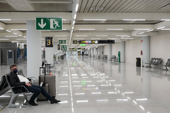 Archivo - Un hombre en el aeropuerto.