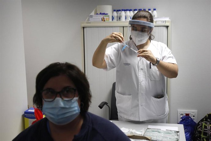 Archivo - Una enfermera prepara la vacuna Pfizer-BioNtech contra el COVID-19. 