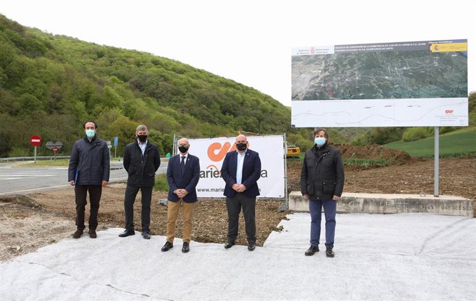 Jesús Polo, Francisco Mariezcurrena, Bernardo Ciriza, José Luis Arasti y Pedro López durante la visita a las obras en la N-121-A