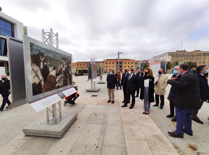 Autoridades en la inauguración en Salamanca de la muestra 'El Museo del Prado en las Calles'