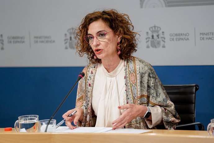 La ministra de Hacienda, María Jesús Montero, durante la presentación de las proyecciones de déficit incluidas en el Programa de Estabilidad 2021-2024, en la sede del Ministerio, a 30 de abril de 2021, en Madrid (España). Cada mes de abril, los estados 