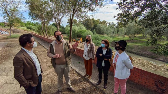Daniel Sánchez y Ana Bertón en la visita a los trabajos de conservación de los cauces del Guadalete a su paso por La Barca