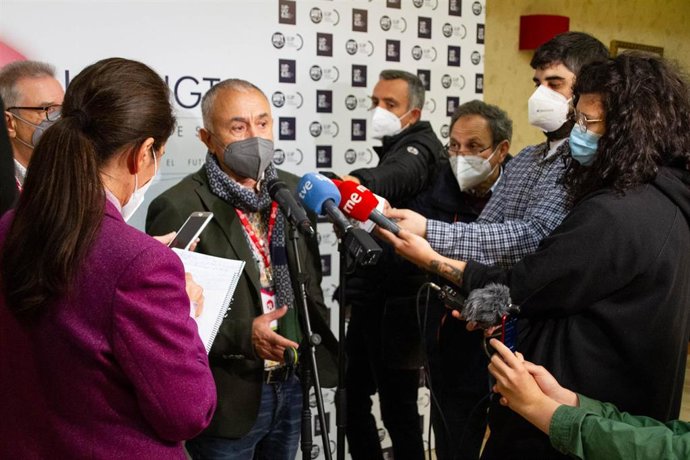 Pepe Álvarez atiende a los medios antes de clausurar el 14 Congreso Estatal de la Unión de Jubilados y Pensionistas de la UGT.