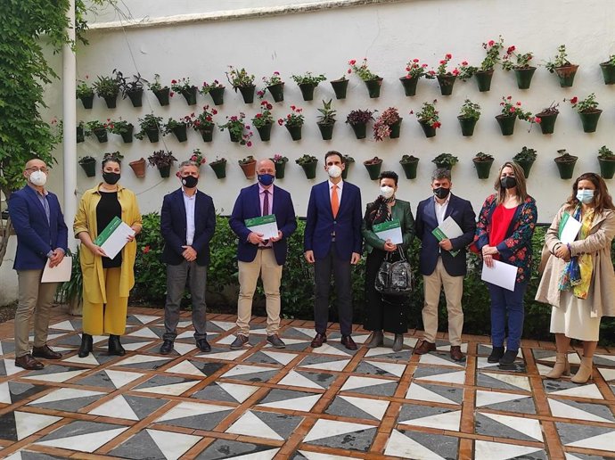 El delegado territorial de Igualdad en Córdoba, Antonio López (centro), junto a representantes de las entidades beneficiarias.