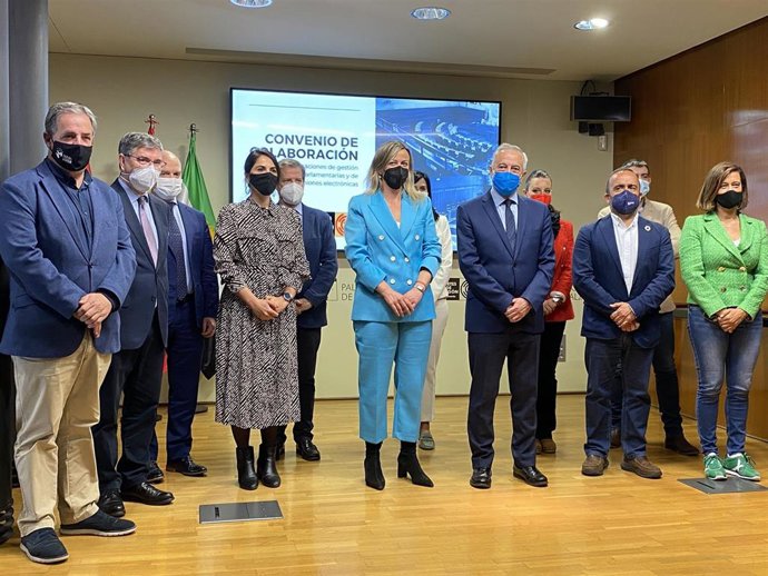 Las Cortes de Aragón y la Asamblea de Extremadura firman, en Zaragoza, un acuerdo de cesión del 'sofware' libre de la institución extremeña para su trabajo parlamentario.