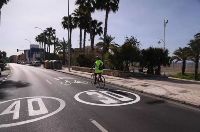Una bicicleta por un carril 30 de Málaga capital