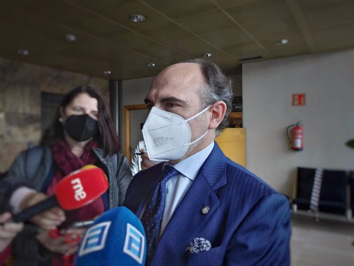 El rector de la Universidad de Oviedo, Ignacio Villaverde, atiende a los medios.