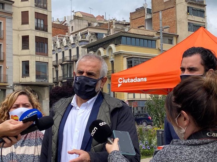 El líder de Cs en Catalunya, Carlos Carrizosa, en declaraciones en Girona el 30 de abril de 2021.