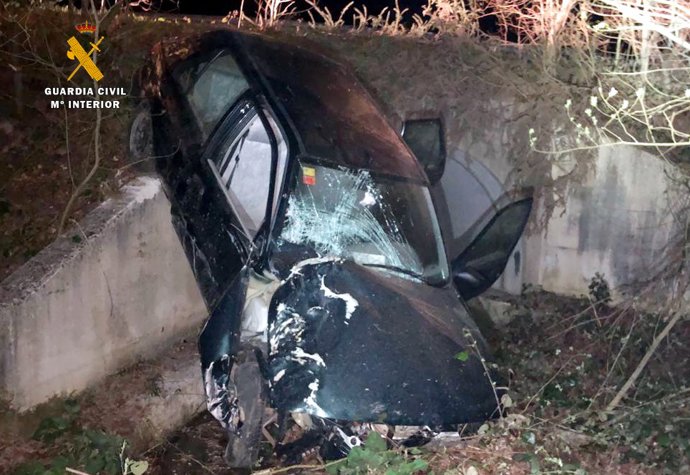 Un vehículo se sale de la vía y cae en un talud en Campoo de Enmedio
