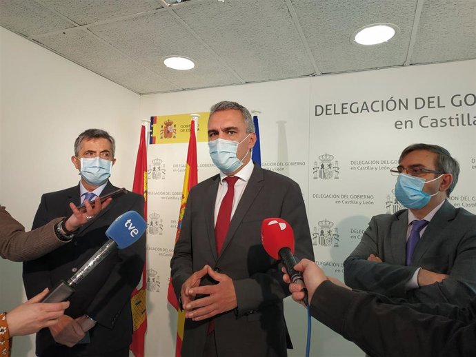 En el centro, el delegado del Gobierno, Javier Izquierdo.