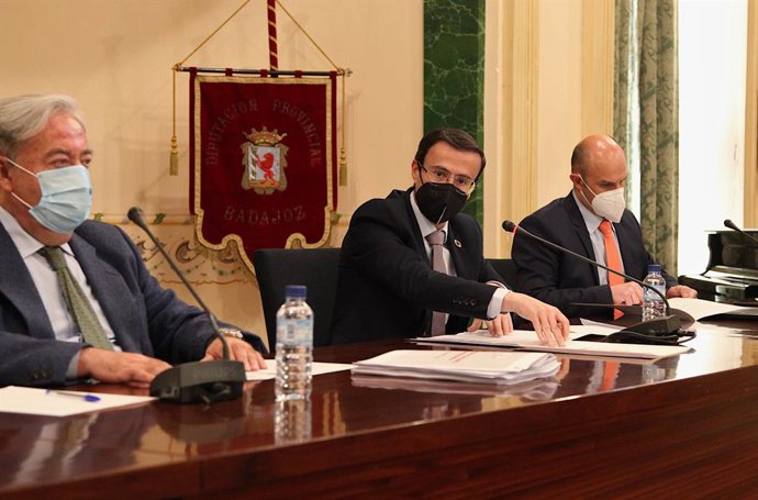 El presidente de la Diputación de Badajoz, Miguel Ángel Gallardo, en el pleno de la institución provincial