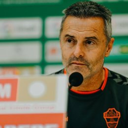 Archivo - El entrenador del Elche CF, Fran Escribá, en rueda de prensa.