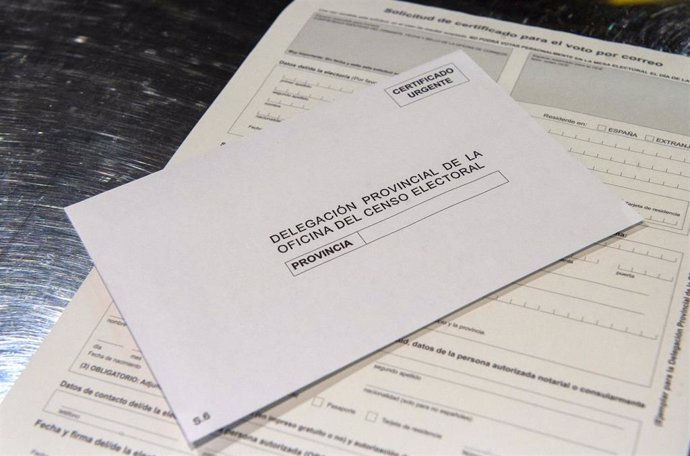 Archivo - Ejemplo de voto por correo que se puede obtener en Correos para las elecciones del 4 de mayo.