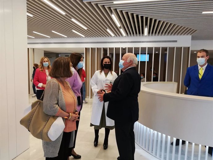 Imagen de este viernes del consejero de Salud y Familias, Jesús Aguirre, en su visita al Hospital Nuestra Señora de Valme.