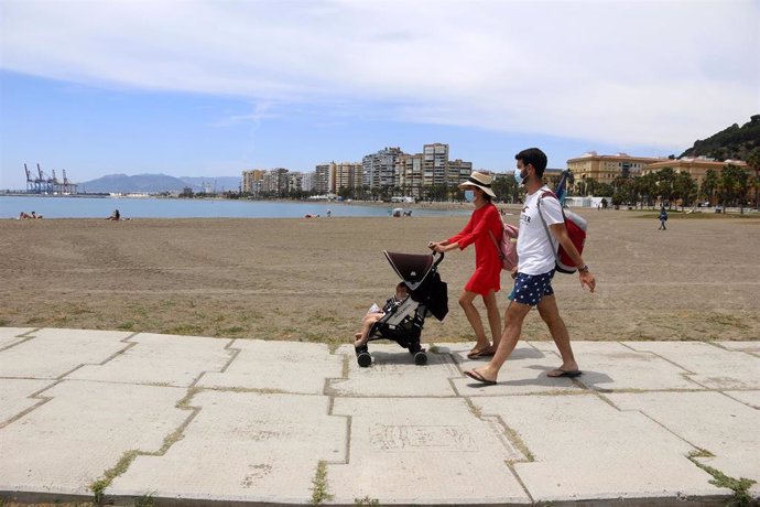 Archivo - Los malagueños disfrutan de la playa durante el primer día de la Fase 2 donde ya está permitido el baño y tomar el sol en toda la Costa del Sol, en la imagen Playa de La Malagueta. Málaga a 01 de junio del 2020