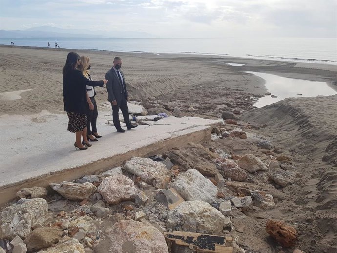 La diputada nacional por el PP de Málaga Carolina España; junto a los portavoces del PP en los ayuntamientos de Torremolinos y de Benalmádena, Margarita del Cid y Juan Antonio Lara.